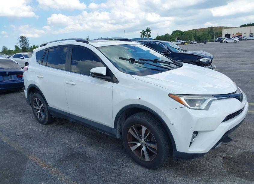 2018 Toyota Rav4 XLE (VIN 2T3WFREVXJW410318) main photo
