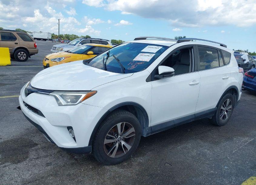 Photo 2 of 2018 Toyota Rav4 XLE (VIN 2T3WFREVXJW410318)