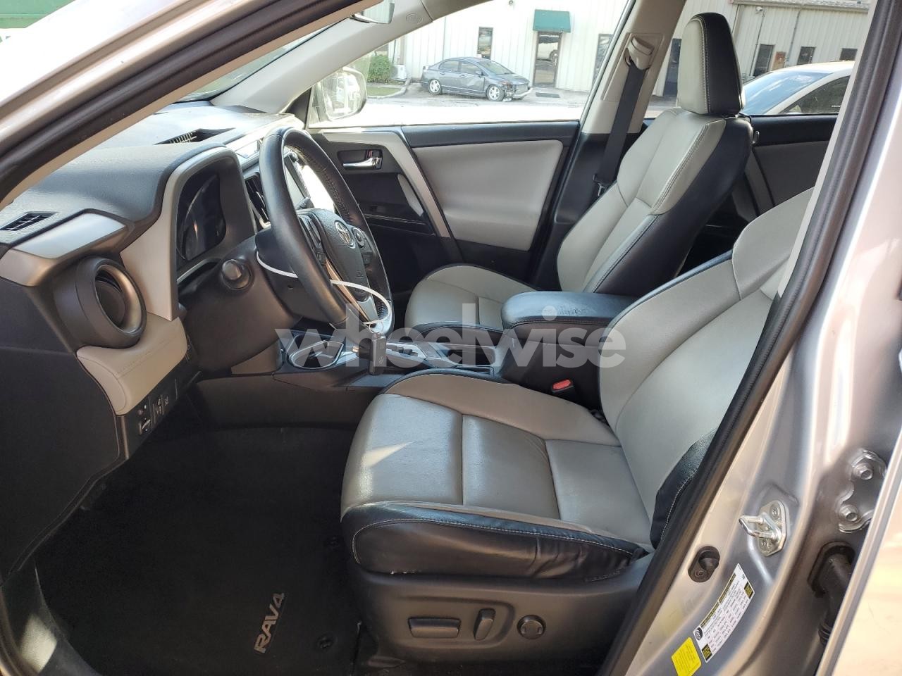 Photo 7 of 2016 TOYOTA RAV4 LIMITED (VIN 2T3YFREVXGW303898)