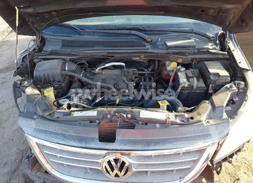 Photo 10 of 2010 Volkswagen Routan SE (VIN 2V4RW3D10AR323312)