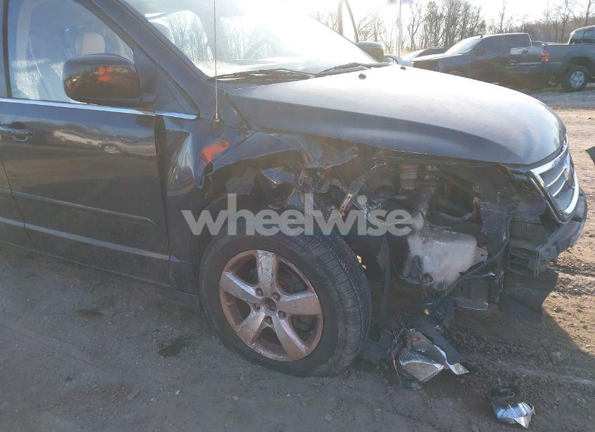 Photo 12 of 2010 Volkswagen Routan SE (VIN 2V4RW3D10AR323312)