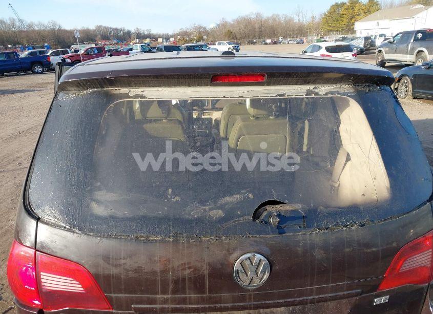 Photo 14 of 2010 Volkswagen Routan SE (VIN 2V4RW3D10AR323312)