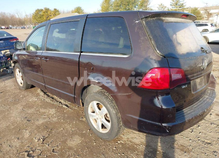 Photo 3 of 2010 Volkswagen Routan SE (VIN 2V4RW3D10AR323312)
