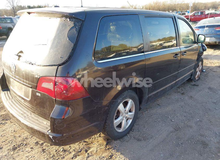 Photo 4 of 2010 Volkswagen Routan SE (VIN 2V4RW3D10AR323312)