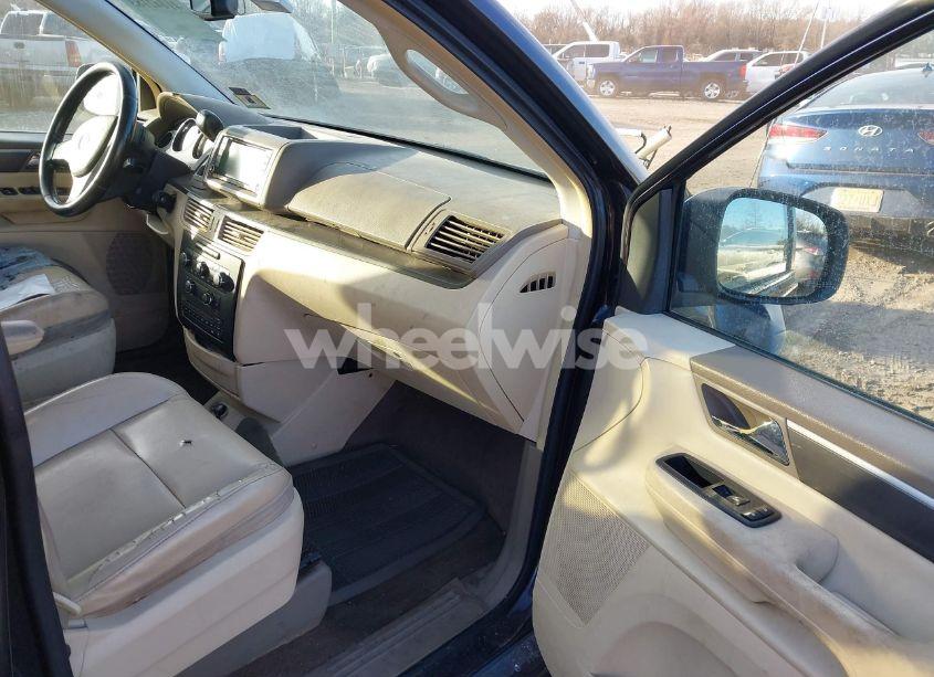 Photo 5 of 2010 Volkswagen Routan SE (VIN 2V4RW3D10AR323312)