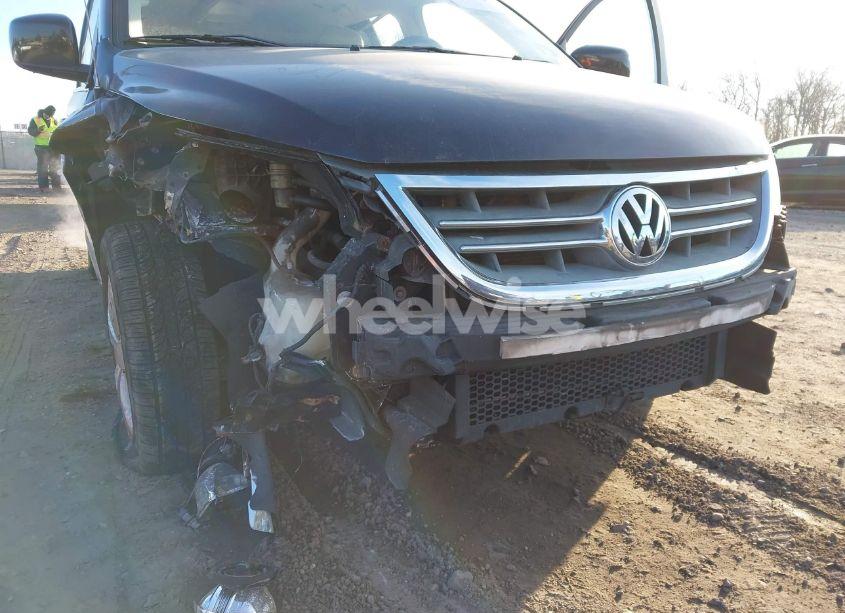 Photo 6 of 2010 Volkswagen Routan SE (VIN 2V4RW3D10AR323312)