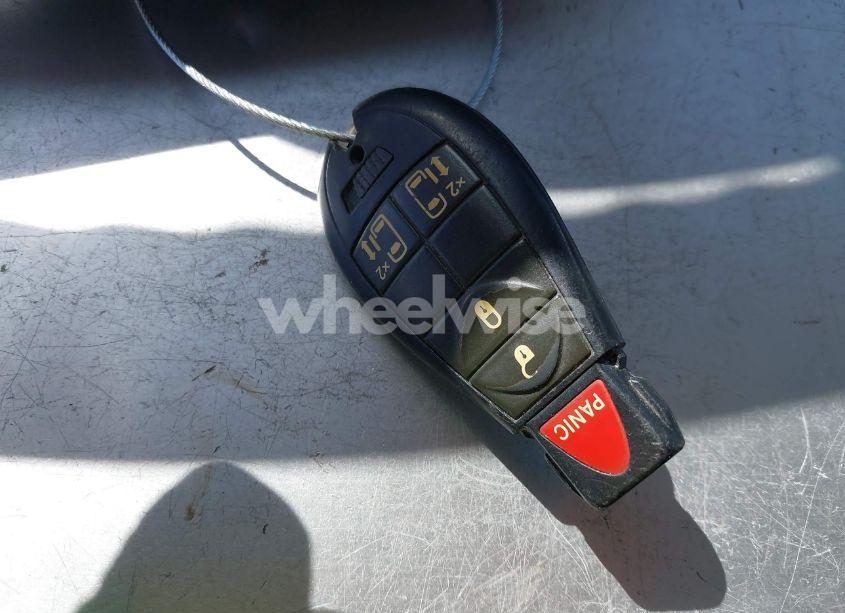 Photo 11 of 2010 Volkswagen Routan SE (VIN 2V4RW3D10AR424088)