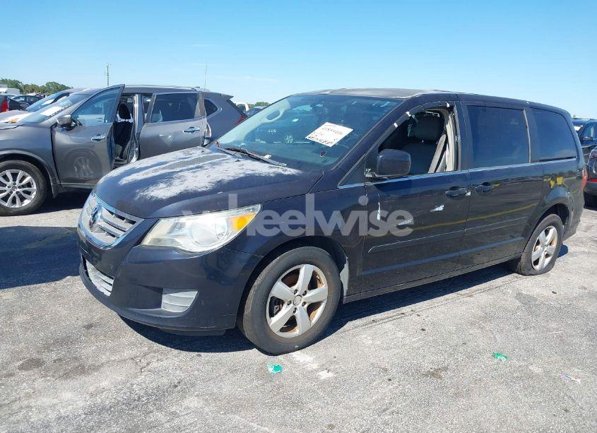 Photo 2 of 2010 Volkswagen Routan SE (VIN 2V4RW3D10AR424088)