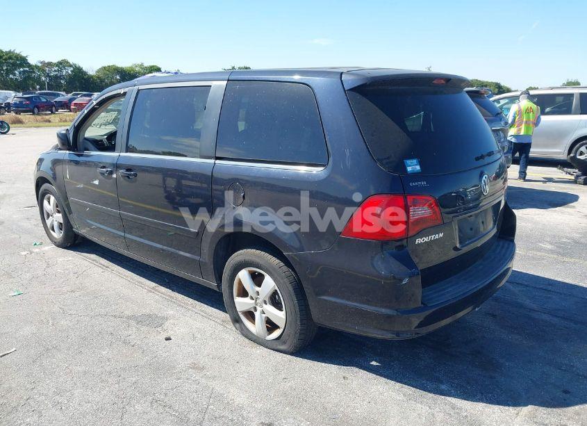 Photo 3 of 2010 Volkswagen Routan SE (VIN 2V4RW3D10AR424088)