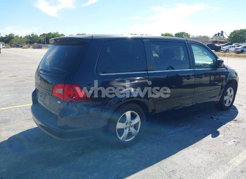 Photo 4 of 2010 Volkswagen Routan SE (VIN 2V4RW3D10AR424088)