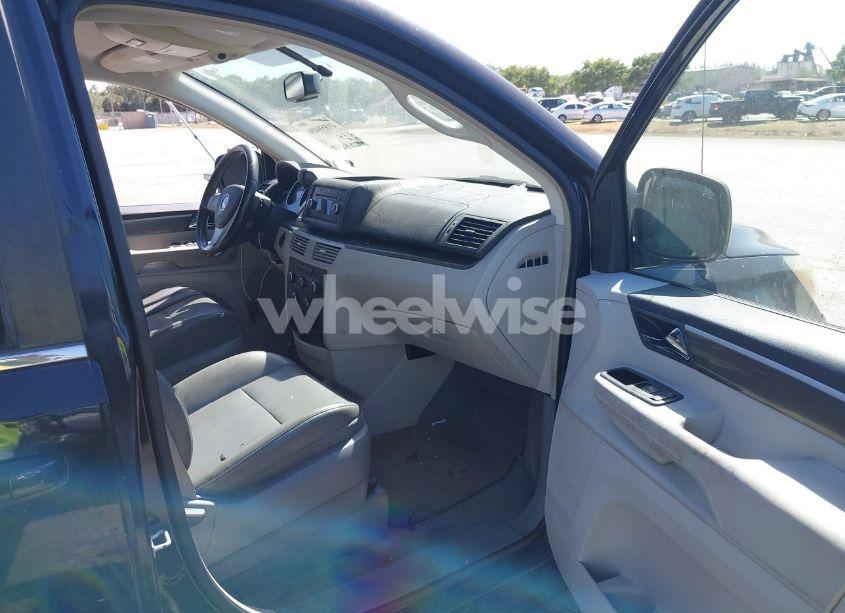Photo 5 of 2010 Volkswagen Routan SE (VIN 2V4RW3D10AR424088)