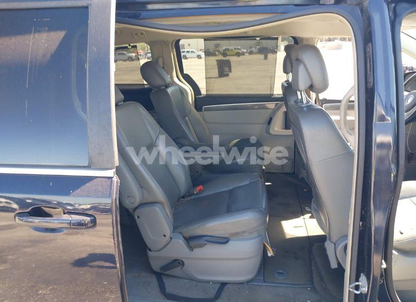Photo 8 of 2010 Volkswagen Routan SE (VIN 2V4RW3D10AR424088)