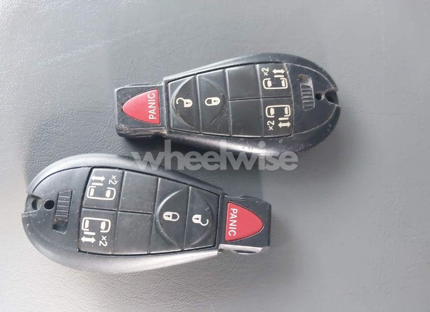 Photo 11 of 2010 Volkswagen Routan SE (VIN 2V4RW3D11AR202577)