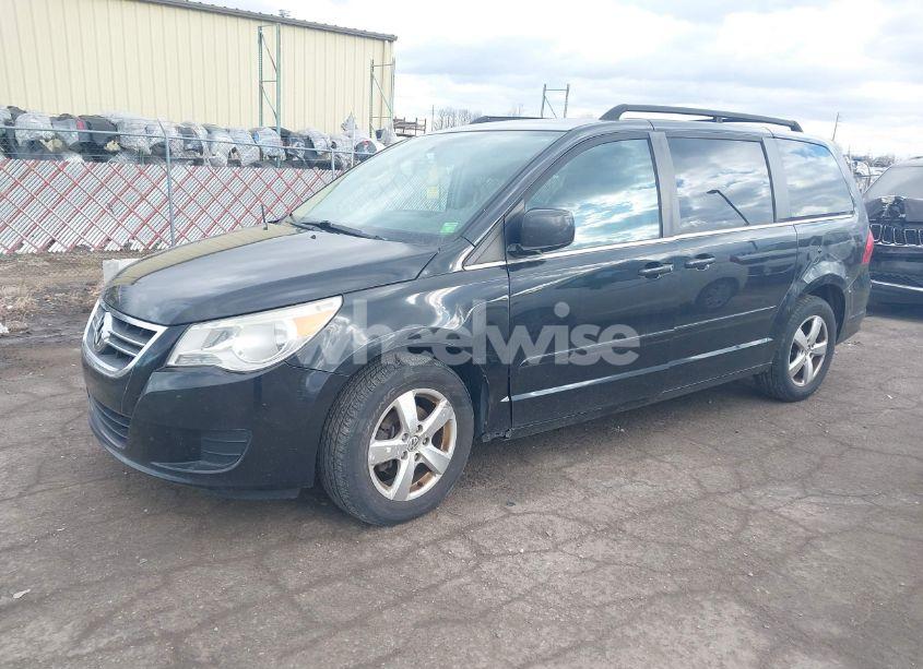 Photo 2 of 2010 Volkswagen Routan SE (VIN 2V4RW3D11AR202577)