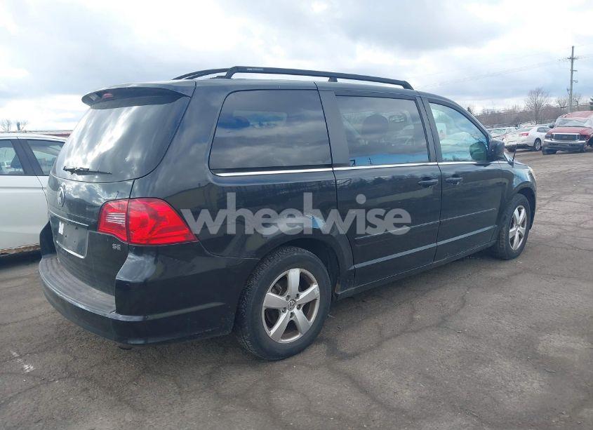 Photo 4 of 2010 Volkswagen Routan SE (VIN 2V4RW3D11AR202577)
