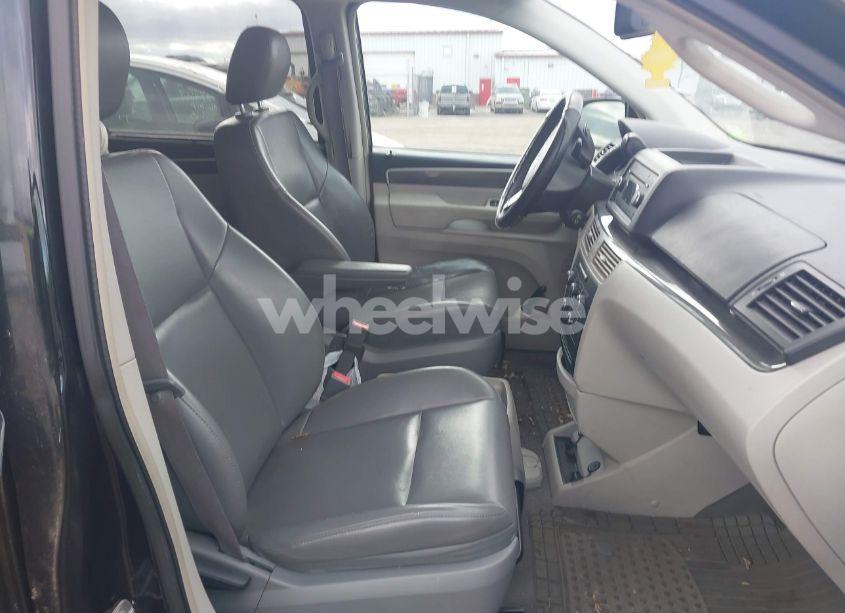 Photo 5 of 2010 Volkswagen Routan SE (VIN 2V4RW3D11AR202577)