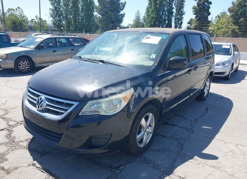 Photo 6 of 2010 Volkswagen Routan SE (VIN 2V4RW3D11AR295018)