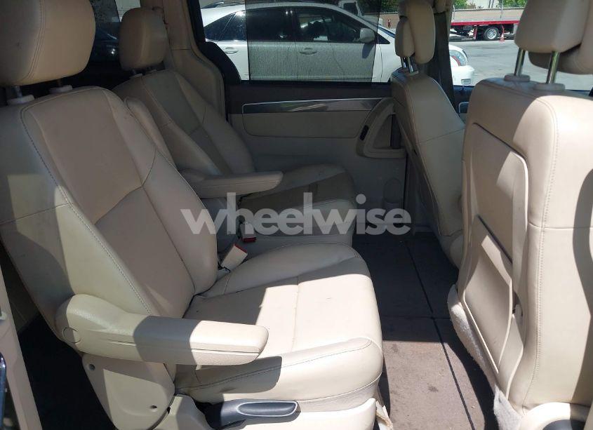 Photo 8 of 2010 Volkswagen Routan SE (VIN 2V4RW3D11AR295018)