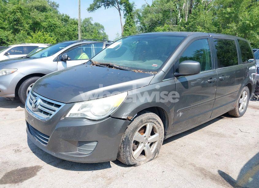 Photo 2 of 2010 Volkswagen Routan SE (VIN 2V4RW3D11AR333086)