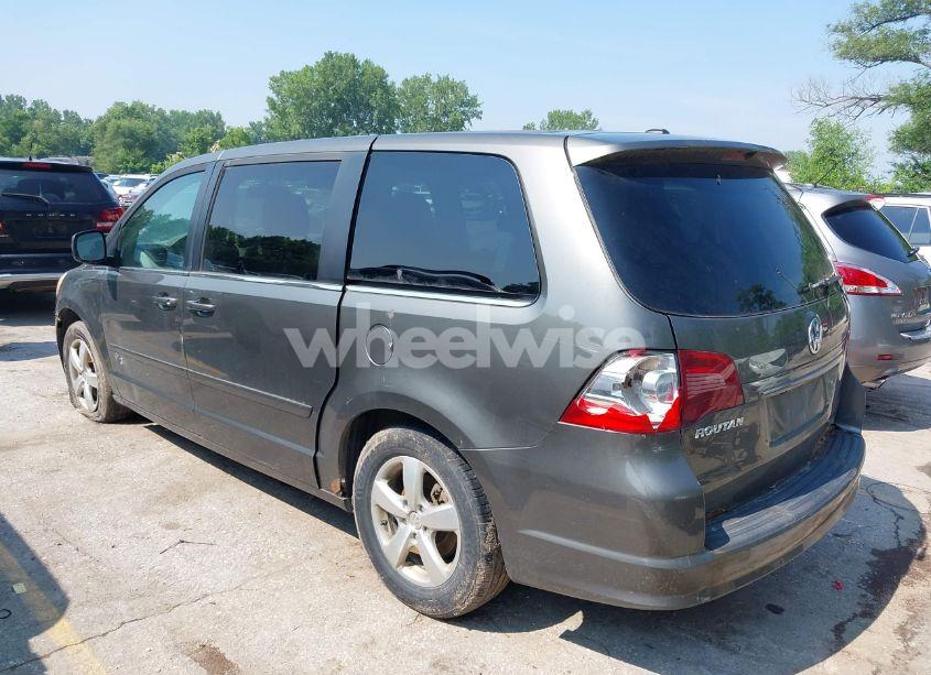 Photo 3 of 2010 Volkswagen Routan SE (VIN 2V4RW3D11AR333086)