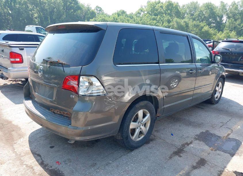 Photo 4 of 2010 Volkswagen Routan SE (VIN 2V4RW3D11AR333086)