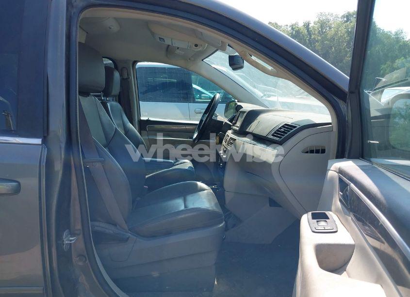 Photo 5 of 2010 Volkswagen Routan SE (VIN 2V4RW3D11AR333086)