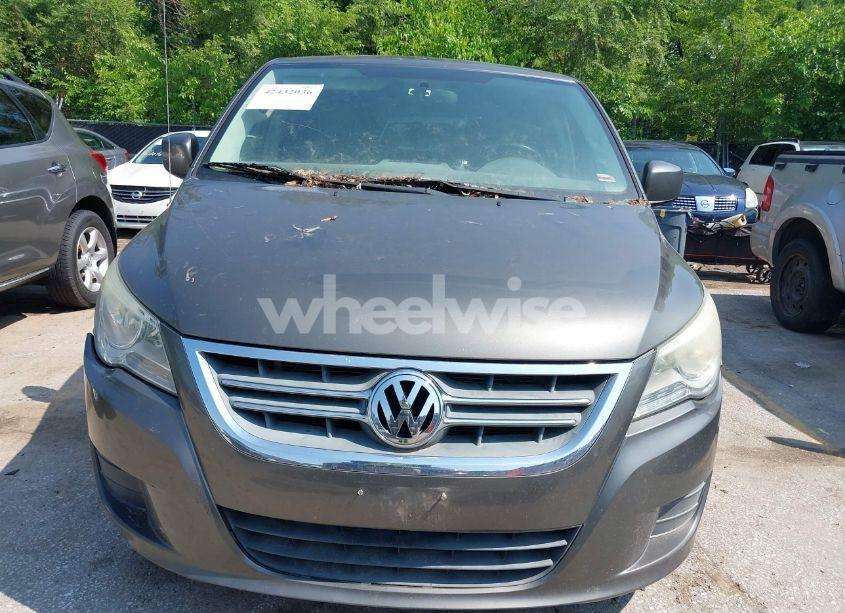 Photo 6 of 2010 Volkswagen Routan SE (VIN 2V4RW3D11AR333086)