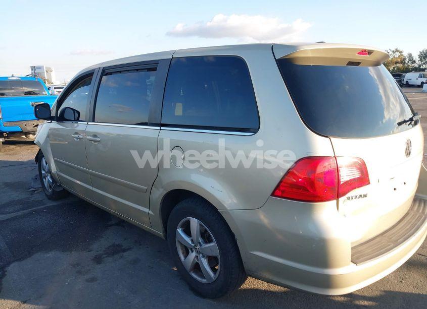 Photo 15 of 2010 Volkswagen Routan SE (VIN 2V4RW3D11AR407204)