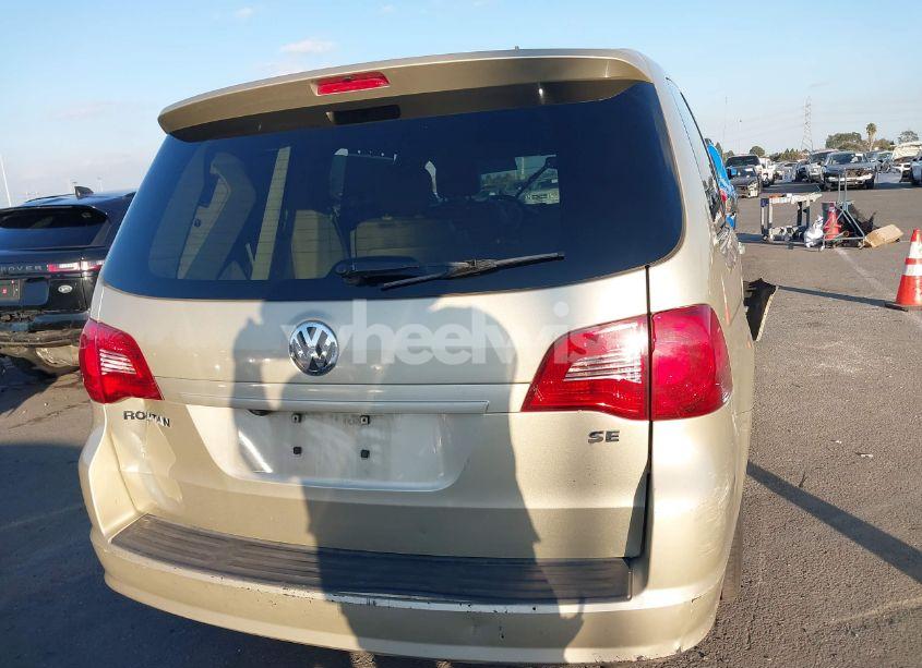 Photo 17 of 2010 Volkswagen Routan SE (VIN 2V4RW3D11AR407204)