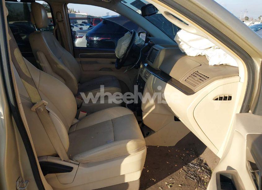 Photo 5 of 2010 Volkswagen Routan SE (VIN 2V4RW3D11AR407204)