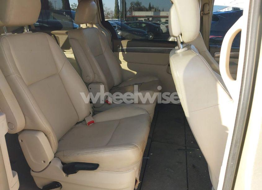 Photo 8 of 2010 Volkswagen Routan SE (VIN 2V4RW3D11AR407204)