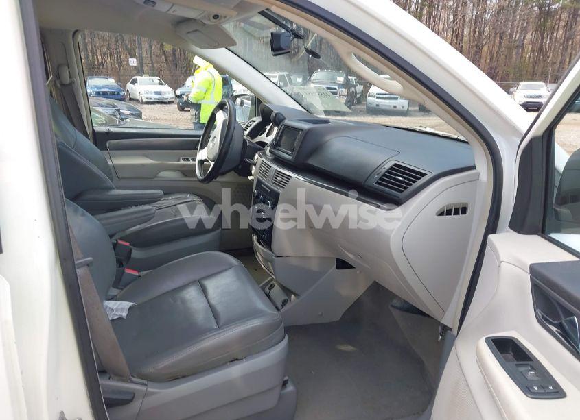 Photo 5 of 2010 Volkswagen Routan SE (VIN 2V4RW3D11AR407350)