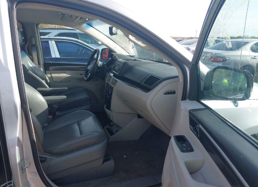 Photo 5 of 2010 Volkswagen Routan SE (VIN 2V4RW3D11AR407834)