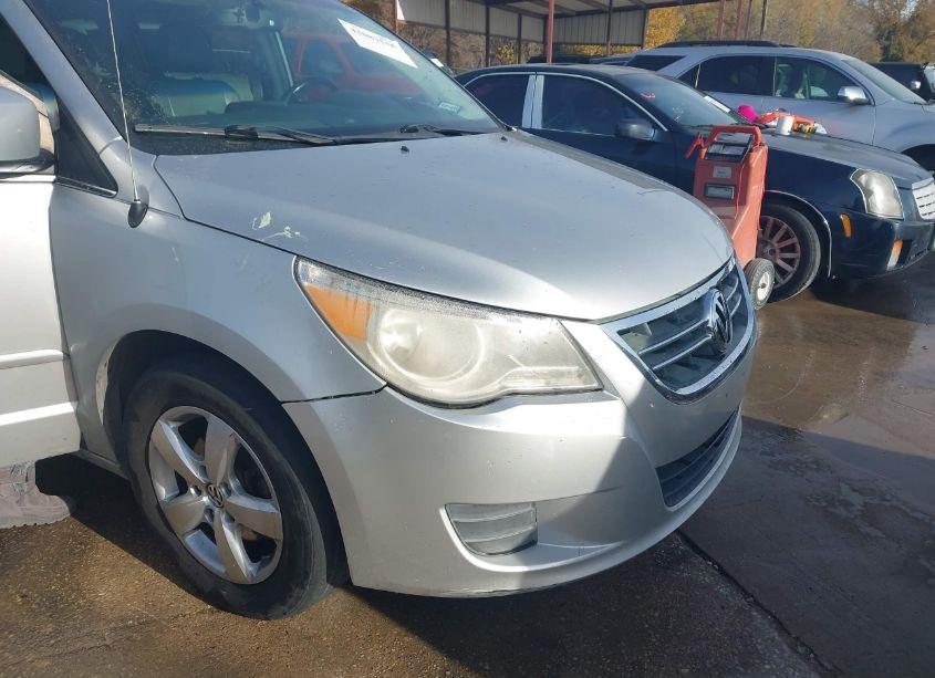 Photo 6 of 2010 Volkswagen Routan SE (VIN 2V4RW3D11AR407834)