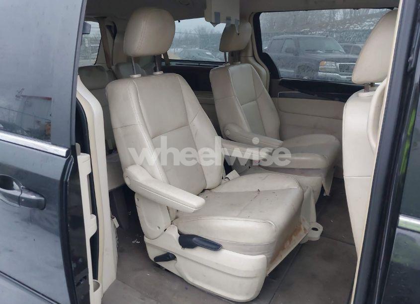 Photo 8 of 2010 Volkswagen Routan SE (VIN 2V4RW3D12AR166754)