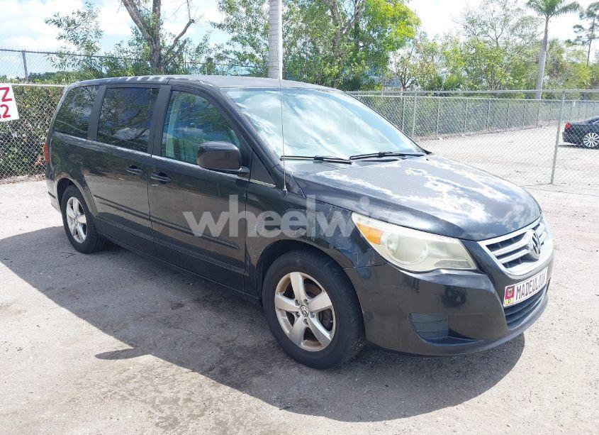 2010 Volkswagen Routan SE (VIN 2V4RW3D12AR186616) main photo