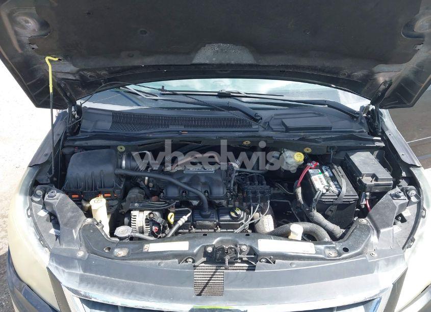 Photo 10 of 2010 Volkswagen Routan SE (VIN 2V4RW3D12AR186616)