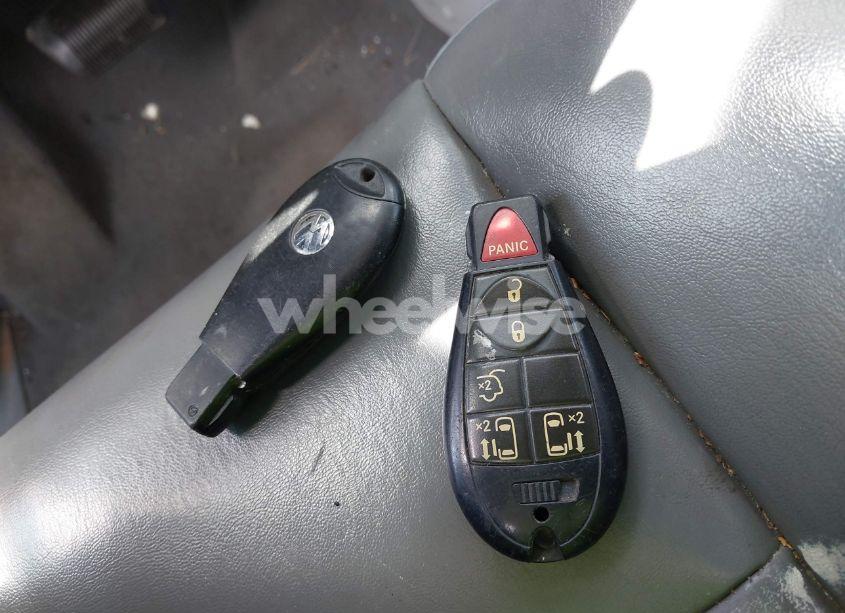 Photo 11 of 2010 Volkswagen Routan SE (VIN 2V4RW3D12AR186616)