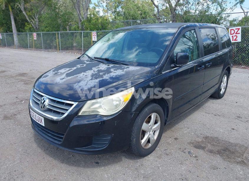 Photo 12 of 2010 Volkswagen Routan SE (VIN 2V4RW3D12AR186616)