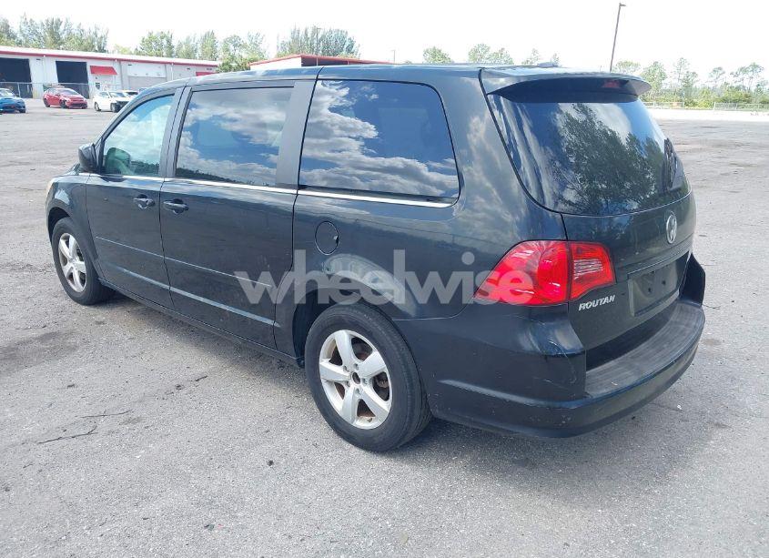 Photo 3 of 2010 Volkswagen Routan SE (VIN 2V4RW3D12AR186616)