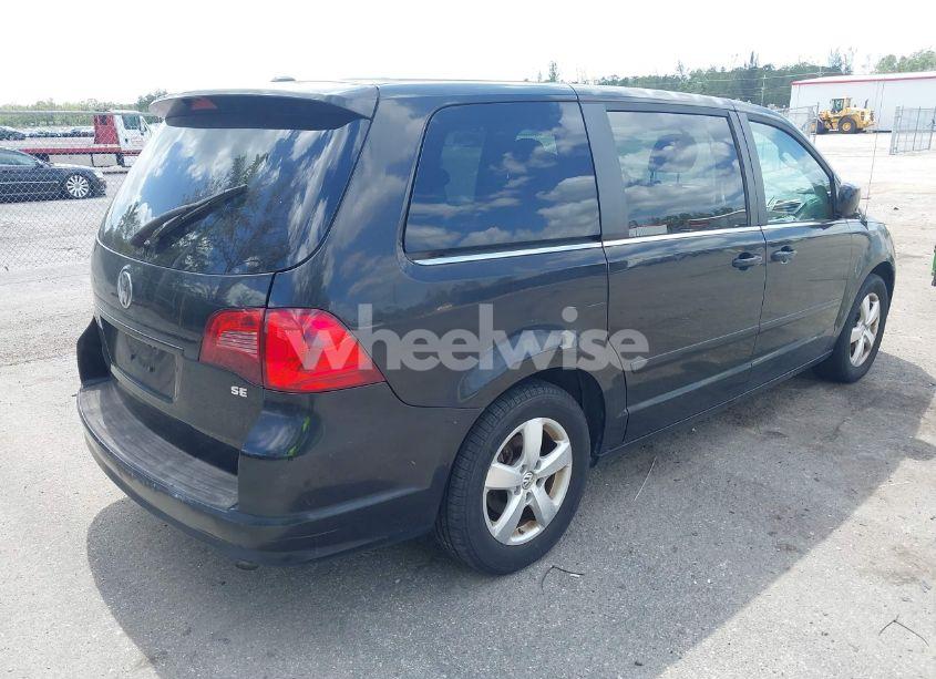 Photo 4 of 2010 Volkswagen Routan SE (VIN 2V4RW3D12AR186616)