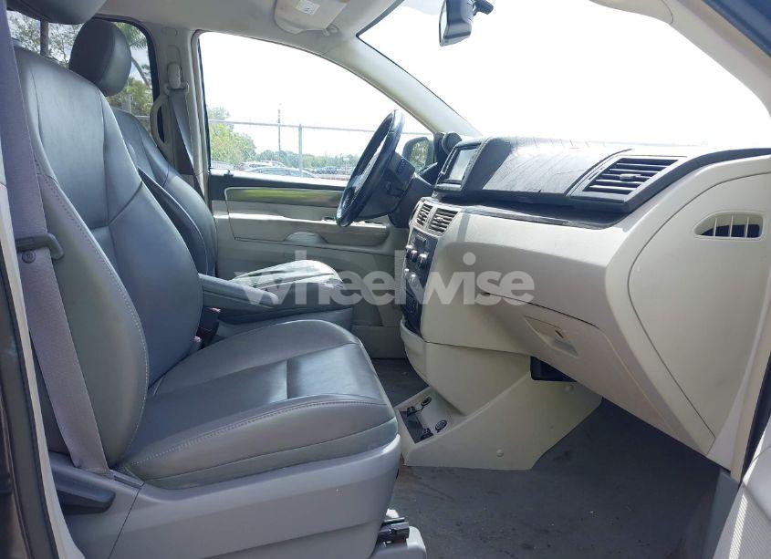 Photo 5 of 2010 Volkswagen Routan SE (VIN 2V4RW3D12AR186616)