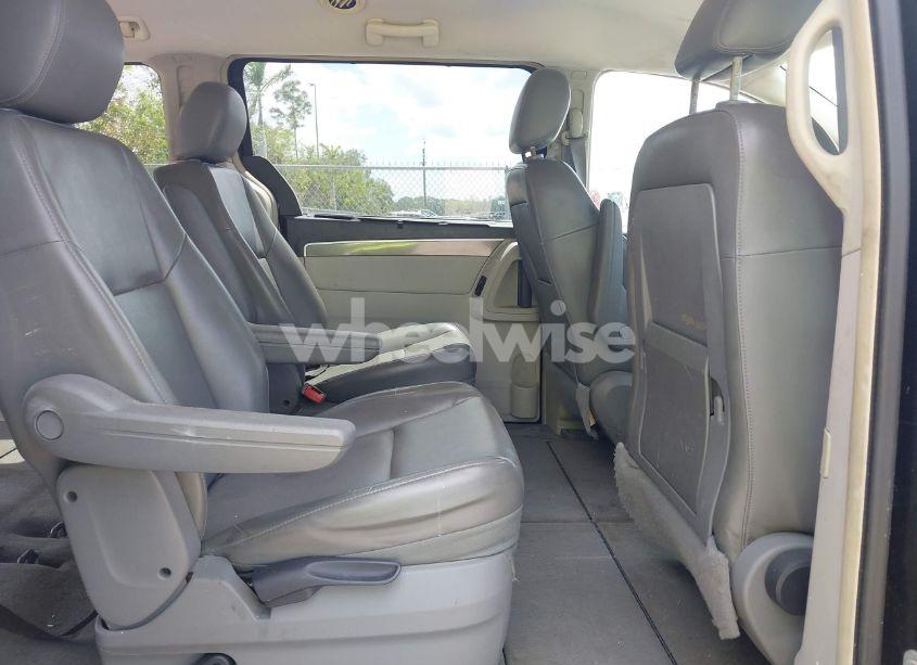 Photo 8 of 2010 Volkswagen Routan SE (VIN 2V4RW3D12AR186616)