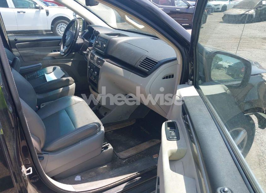 Photo 5 of 2010 Volkswagen Routan SE (VIN 2V4RW3D12AR348485)