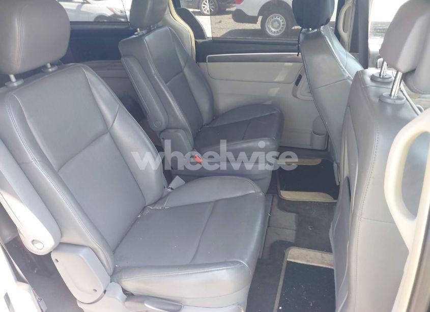 Photo 8 of 2010 Volkswagen Routan SE (VIN 2V4RW3D12AR348485)