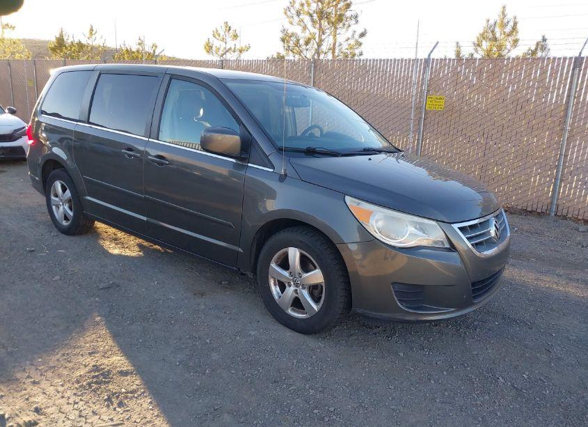 2010 Volkswagen Routan SE (VIN 2V4RW3D13AR324826) main photo