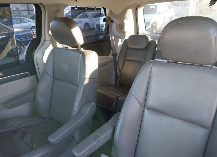 Photo 13 of 2010 Volkswagen Routan SE (VIN 2V4RW3D13AR324826)