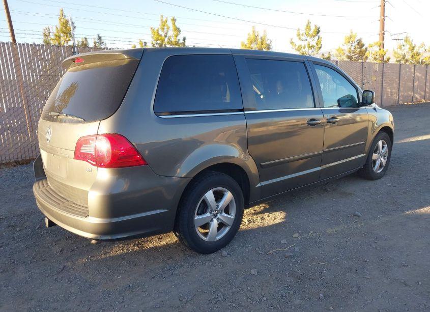 Photo 4 of 2010 Volkswagen Routan SE (VIN 2V4RW3D13AR324826)