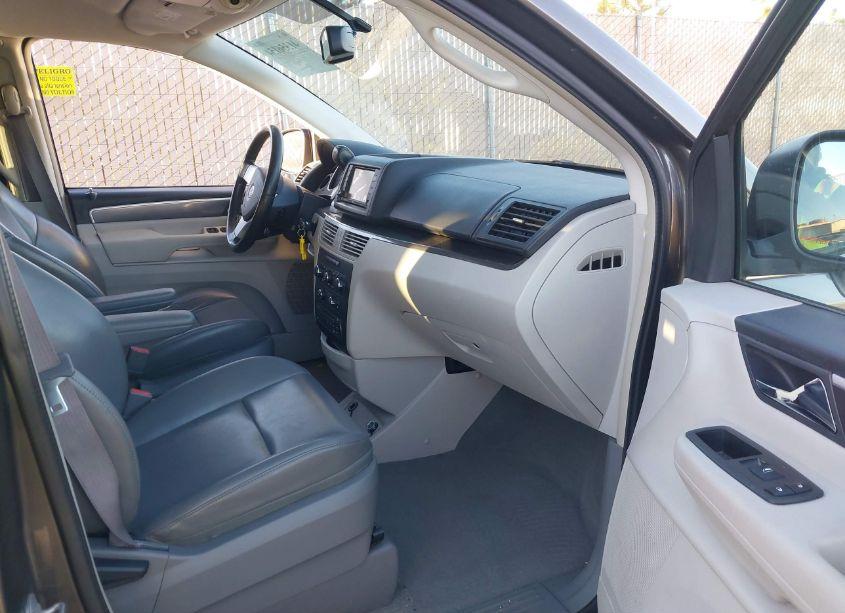 Photo 5 of 2010 Volkswagen Routan SE (VIN 2V4RW3D13AR324826)