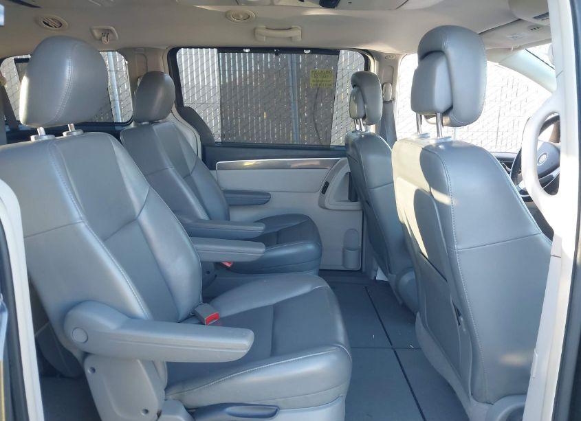 Photo 8 of 2010 Volkswagen Routan SE (VIN 2V4RW3D13AR324826)